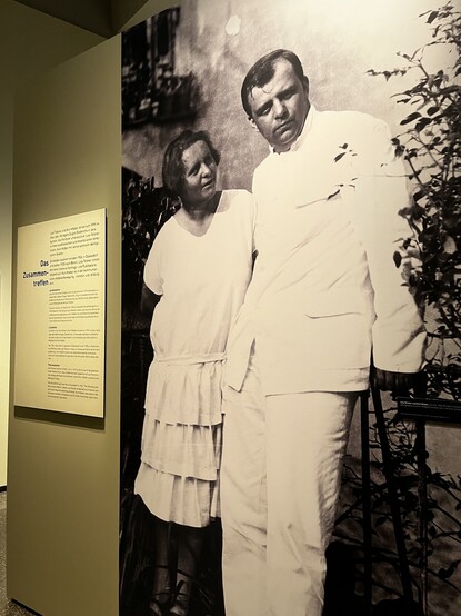Foto von Tetzner und Kläber, die beide weiß tragen. Sie sieht ihn sehr glücklich an. 

Lisa Tetzner und Kurt Klaber lernen sich 1919 im
Maus des Verlegers Eugen Diederichs in Jena
kennen. Als Forderer unterstützt er Lisa Tetzner
in ihren erzählerischen und theatralischen Ambi-
lionen, Kurt Klöner mit seinen politisch-ideologi
schen Idealen.
Die beiden Autoren heiraten 1926 in Düsseldorf
und ziehen 1925 nach Berlin.