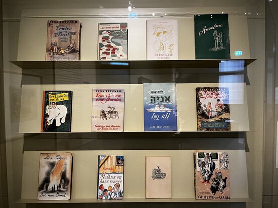 Ein Bücherregal mit Werken von Lisa Tetzner
