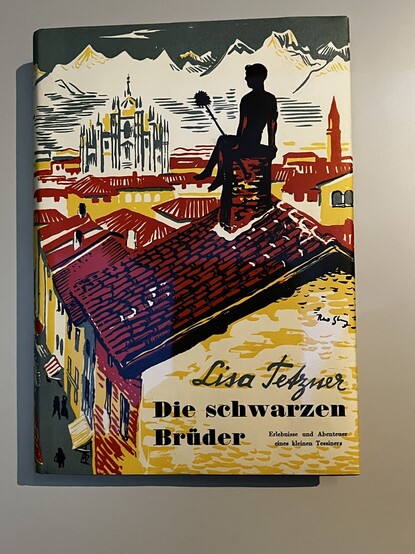 Titelbild der Erstausgabe der Schwarzen Brüder. Dachlandschaft mit der Silhouette eines Buben, die aus dem Kamin kommt, dahinter der Mailänder Dom.