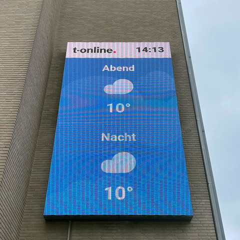 Foto der Kurz-Wettervorhersage auf einem digitalen t-online LED-Infodisplay an einer Hamburger Hausfassade: 
Abend [bewölkt-Icon] 10°
Nacht [bewölkt-Icon] 10°