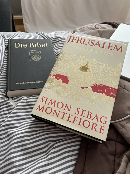 Das Buch „Jerusalem. The Biography“ von Simon Sebag Montefiore, daneben die Bibel.