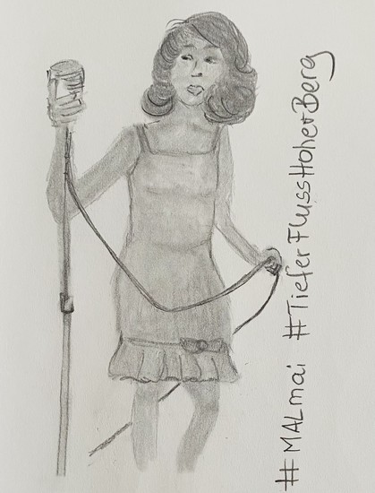 Pencil sketch of the young Tina Turner holding a microphone and a microphone stand, with hashtags #TieferFlussHoherBerg and #MALmai written on the side.