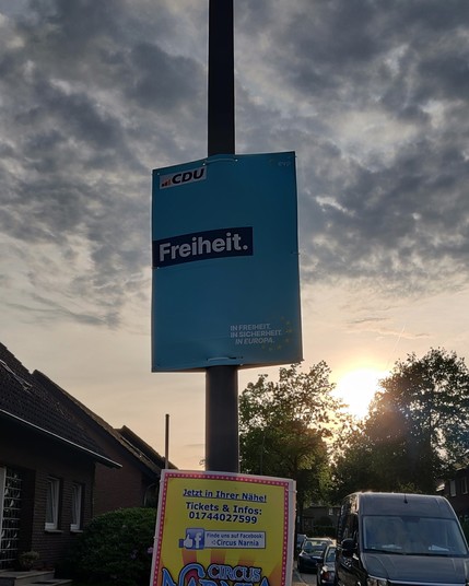 CDU Wahlplakat, türkiser Hintergrund, nur ein Wort: Freiheit in weißen Buchstaben, dunkel hinterlegt 