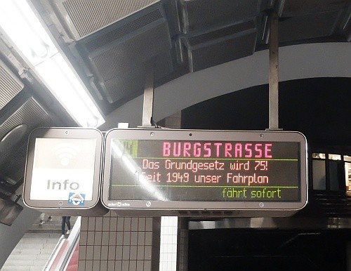 Fahrgastinformationsdisplay in der Hamburger U-Bahn mit der Nachricht 