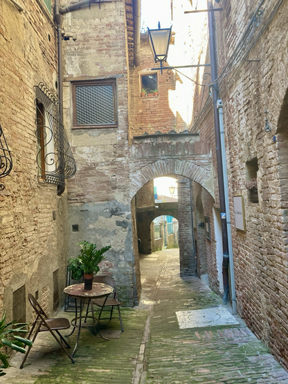 Gasse im italienischen Städtchen Siena