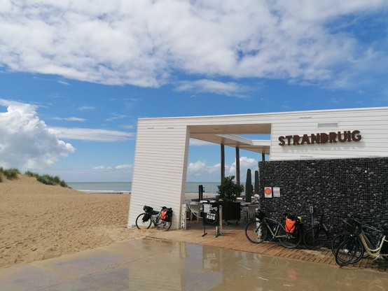 Die Fahrräder lehnen am Strandpavillon, ordentlich Pfützen vom Regenguss