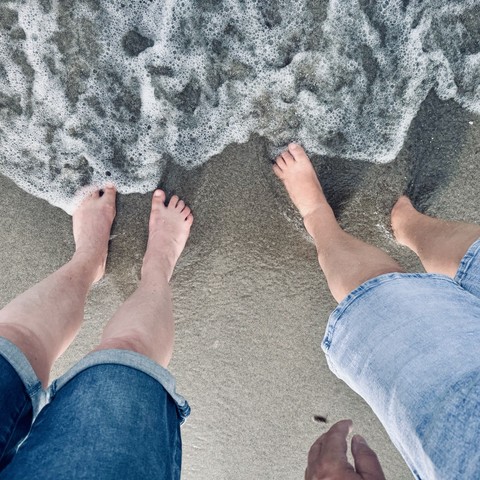 2 Paar Füße im Wasser