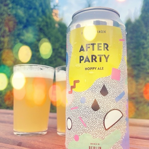 Große Bierdose mit »After Party Hoppy Ale« mit zwei Gläsern Bier auf einem Holztisch, Outdoor-Umgebung mit unscharfem, buntem Licht-Bokeh im Hintergrund.
