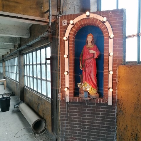 Die Heilige Barbara, Schutzpatronin der Bergleute, steht etwas kitschig mit Lampenkranz im Förderturm herum