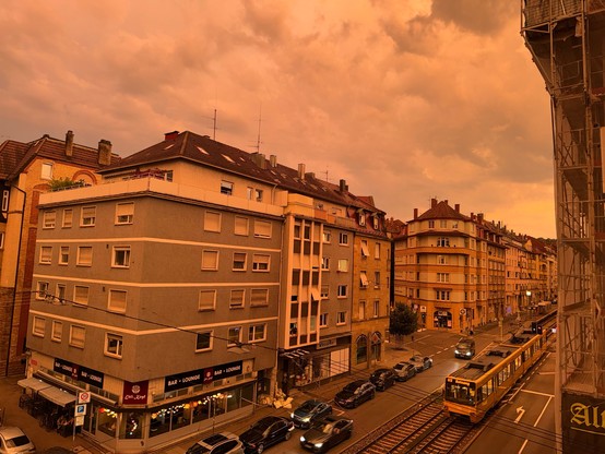 Blick aus dem Fenster in Stuttgart West. Die Gewitterstimmung lässt das Licht extrem gelb erscheinen.