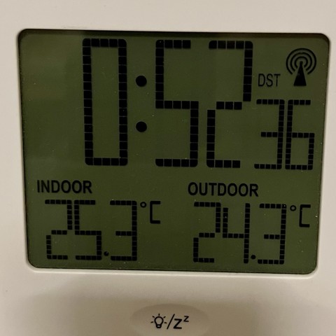 Digital display showing time as 0:52 and temperature readings: indoor at 25.3°C and outdoor at 24.3°C. 