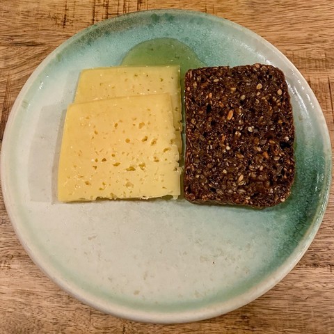 Smørrebrød-Gedeck 3: dunkles Roggenbrot mit altem Västerbotten-Käse und Zitronenthymian-Honig 