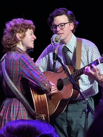 Alison Young und Josh Turner auf der Bühne, beide mit Gitarre, sie mit lustiger Grimasse