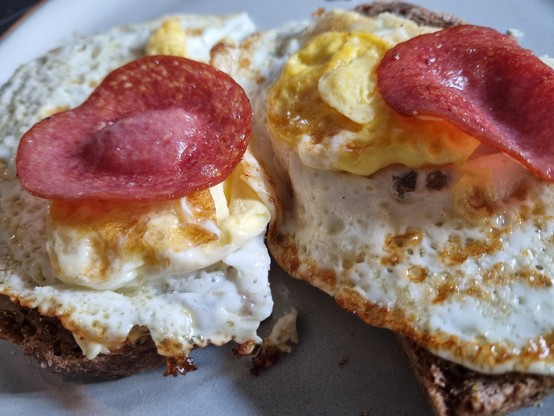 Spiegelei mit Salami auf Brot