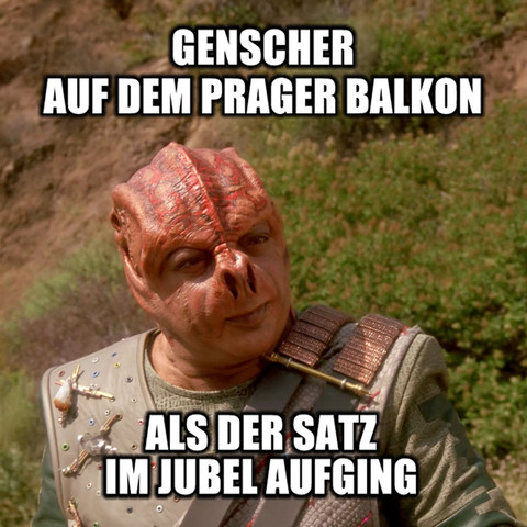 Screenshot des Außerirdischen Dathon aus der Star-Trek-TNG-Episode »Darmok«, dessen Spezies in für Menschen zunächst unverständlichen Metaphern spricht, so dass eine Kommunikation unmöglich scheint. Als Meme ist diese Bild-Text-Kombination sehr populär.
Text zum Bild: Genscher auf dem Prager Balkon. Als der Satz im Jubel aufging.