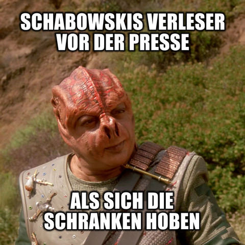 Screenshot des Außerirdischen Dathon aus der Star-Trek-TNG-Episode »Darmok«, dessen Spezies in für Menschen zunächst unverständlichen Metaphern spricht, so dass eine Kommunikation unmöglich scheint. Als Meme ist diese Bild-Text-Kombination sehr populär.
Text zum Bild: Schabowskis Verleser vor der Presse. Als sich die Schranken hoben.