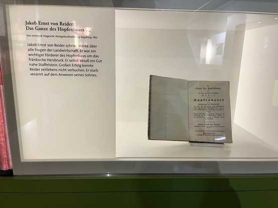 Jakob Ernst von Reider:
Das Ganze des Hopfenbaues ...,
Von Jenisch & Stagesche Verlagsbuchhandlung Augsburg, 1837
Jakob Ernst von Reider schrieb Werke über
alle Fragen der Landwirtschaft. Er war ein
wichtiger Förderer des Hopfenbaus um das
fränkische Hersbruck. Er selbst besaß ein Gut
nahe Staffelstein. Großen Erfolg konnte
Reider zeitlebens nicht verbuchen. Er starb
verarmt auf dem Anwesen seines Sohnes.
