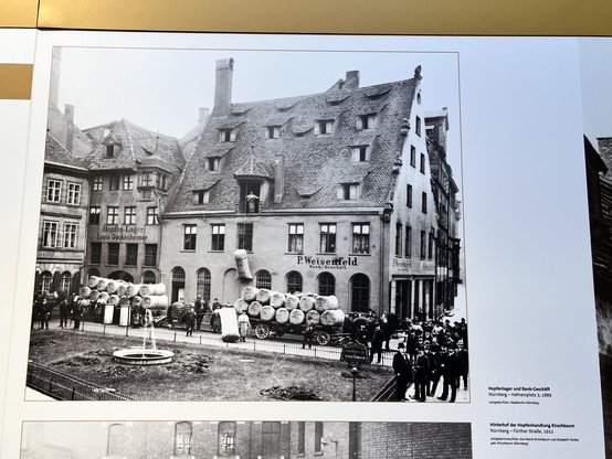 Hopfen-Lager
Luis Guckenheimer:
P. Weisenfeld
STRASSENBAHN
E essent l
Hopfenlager und Bank-Geschäft
Nürnberg - Hefnersplatz 3, 1889
Leihgeber/Foto: Stadtarchiv Nürnberg
Hinterhof der Hopfenhandlung Kirschbaum
Nürnberg - Fürther Straße, 1912
Leihgeberinnen/Foto: Eva-Maria Kirschbaum und Elisabeth Fischer,