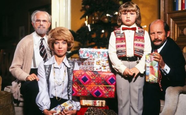 Eine 70er-Fernsehfamilie mit Opa, Papa, Mama, Kind und Weihnachtsgeschenken