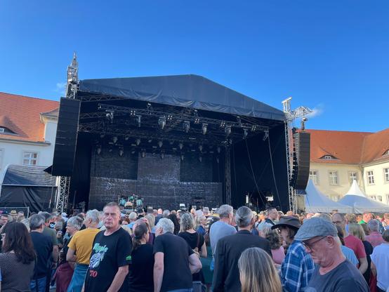 Bühne im Schlosshof Oranienburg.  Viele Menschen um die 50. Sehr viele. Ich ja auch. Es wird spielen: Fury in the Slaughterhouse. 