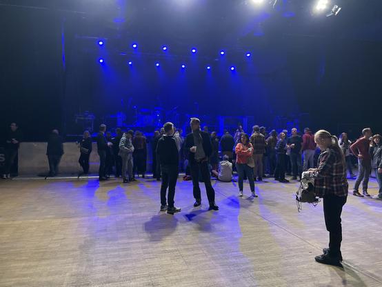 Vor dem Konzert im Huxley‘s, Berlin-Neukölln. Es ist noch nicht so voll. 