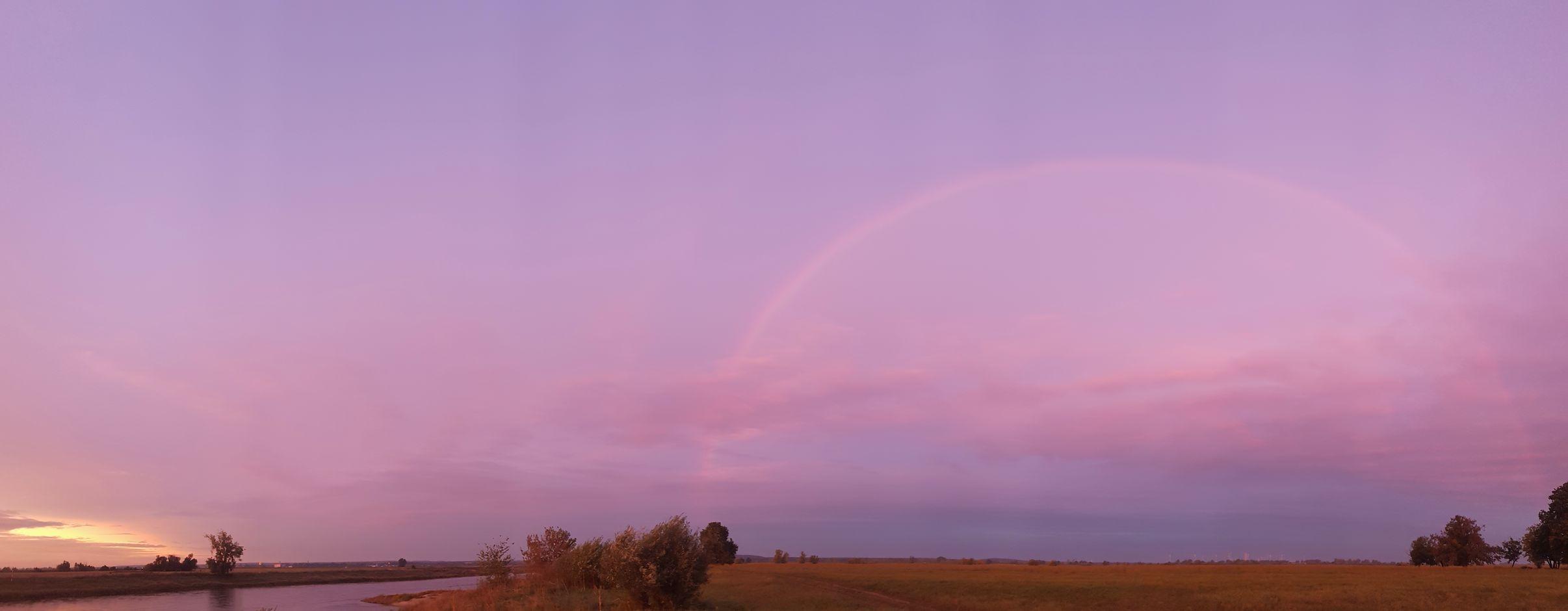 Panorama, inzwischen ist es heller, der Himmel rosa, der Regenbogen leuchtet weiter Panorama, inzwischen ist es heller, der Himmel rosa, der Regenbogen leuchtet weiter