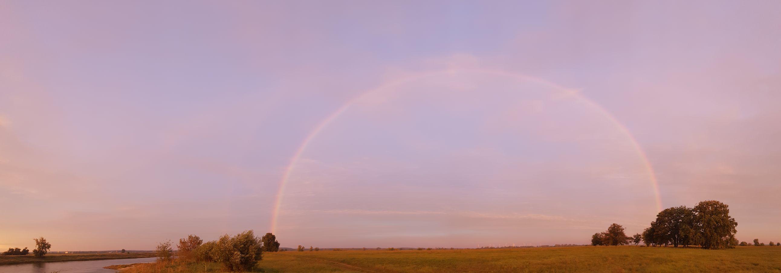 Kurz vor Sonnenaufgang, das Licht nun gelblich, warm, weiter Regenbogen. Kurz vor Sonnenaufgang, das Licht nun gelblich, warm, weiter Regenbogen.