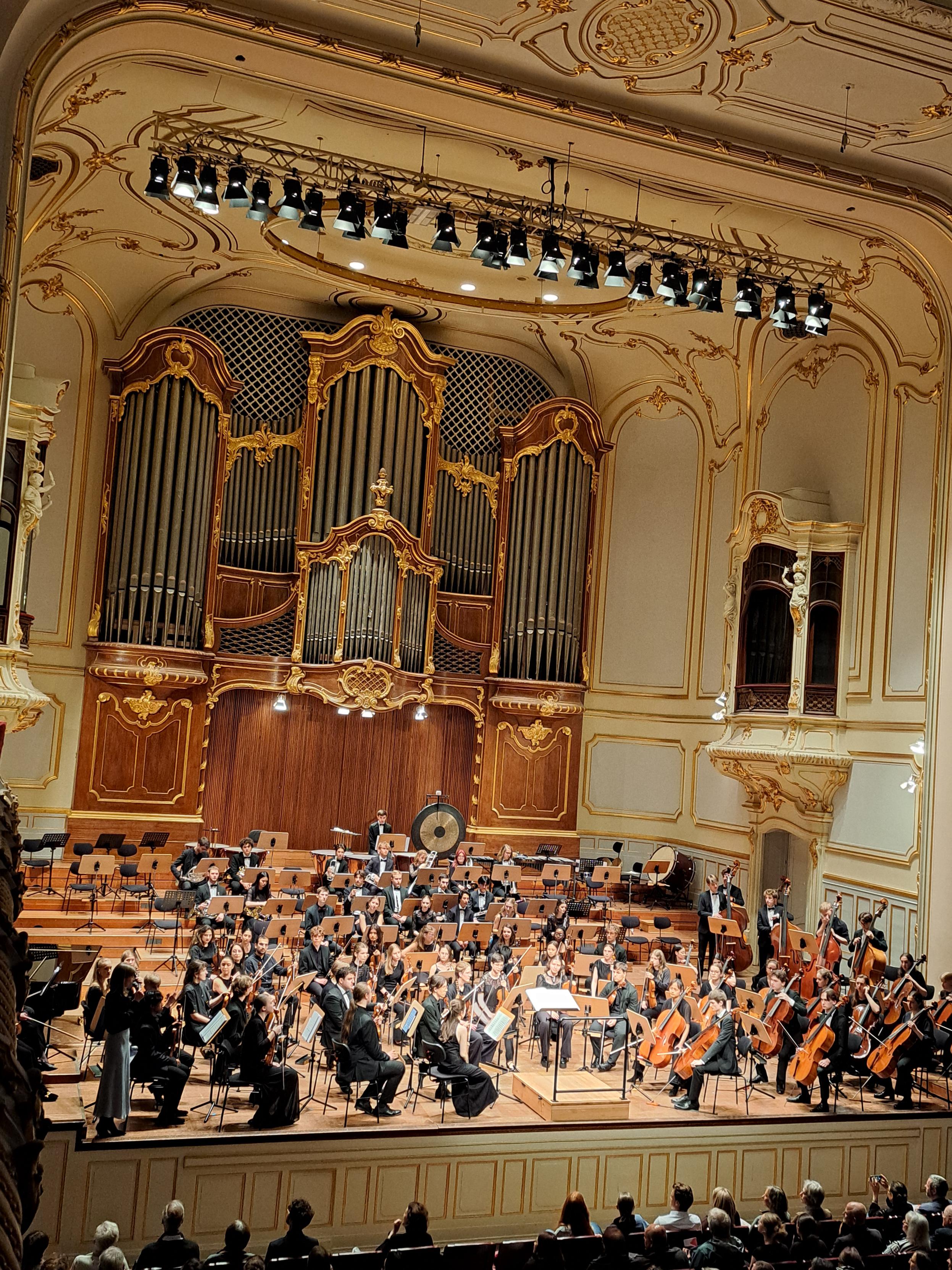 Bild wie vor, nur mit besetztfm Orchester.