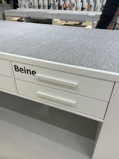 Schublade mit der Aufschrift „Beine“