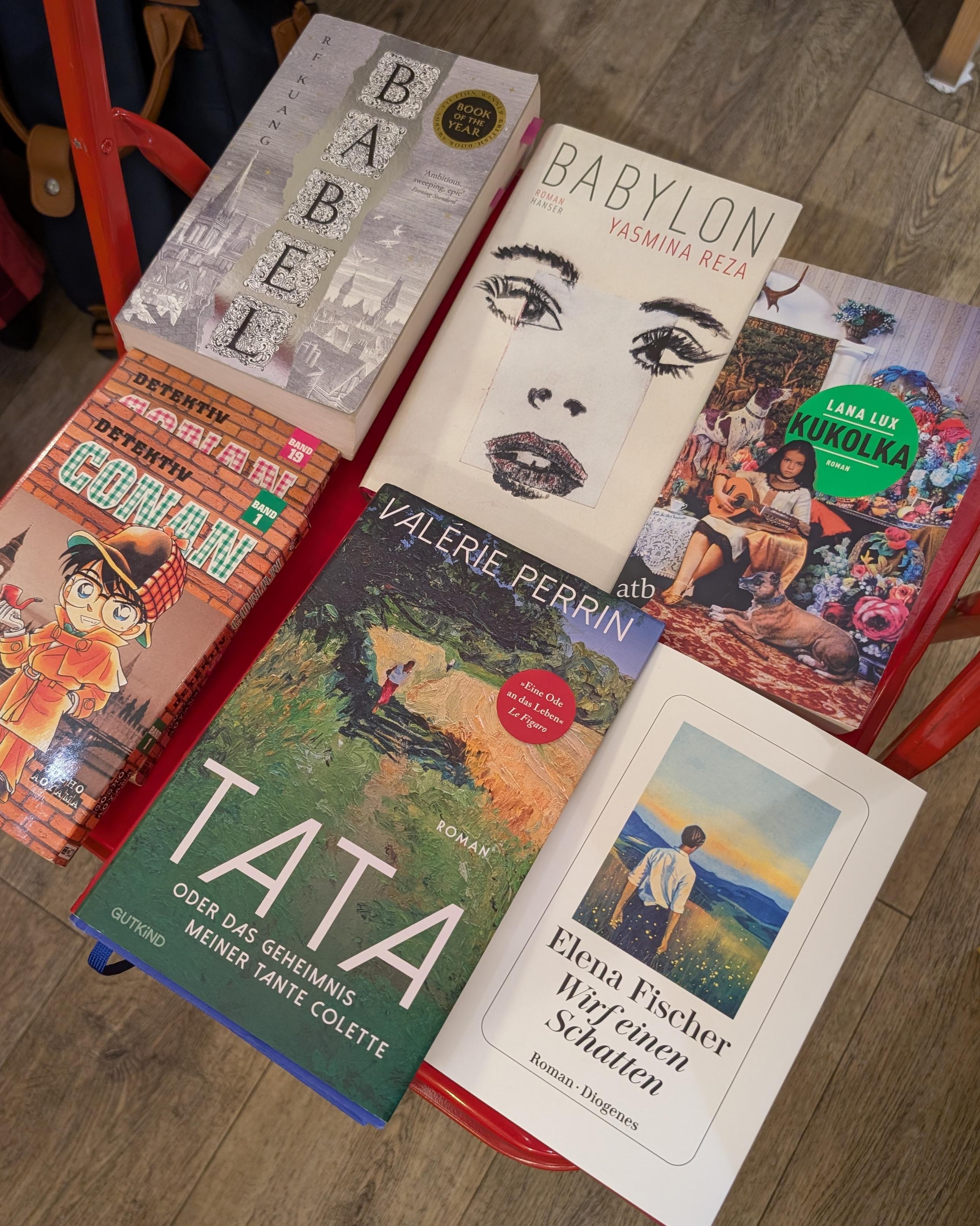 Sechs Bücher: Kuang, Babal / Reza, Babylon / Lux, Kukolka / Detektiv Conan (Manga) / Perrin, Tata / Fischer, Wirf einen Schatten